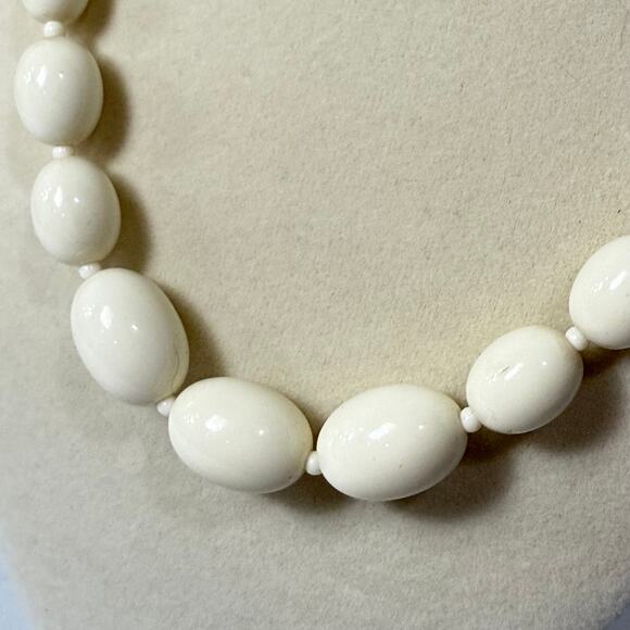 Vintage 50s 60s Cream Single Strand Graduated Bead Necklace Mod Retro Classic - Picture 4 of 7